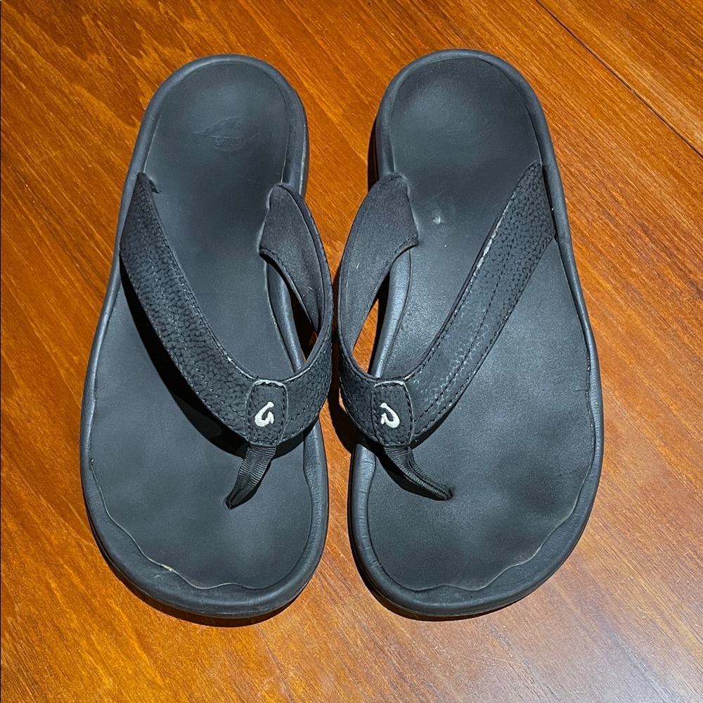 OluKai black Ohana flip flops sandals size 9